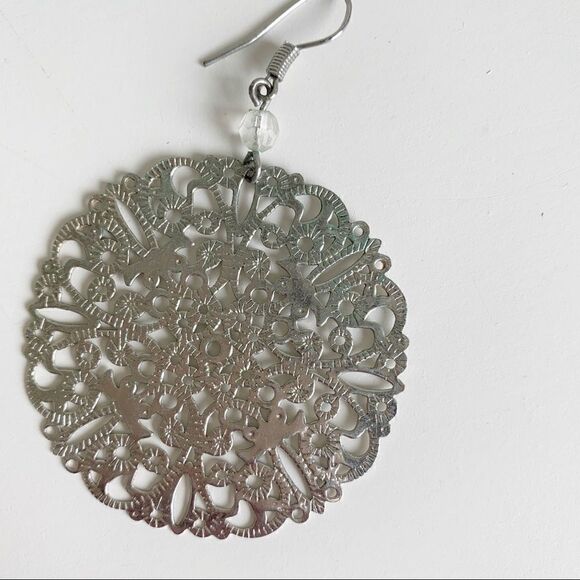 𝅺LACE Filigree Pierced Earrings Silvertone - Picture 4 of 7